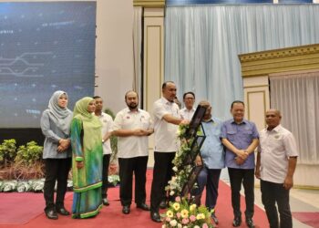 MOHD. JAFNI MD. SHUKOR melakukan gimik pelancaran Majlis Pemerkasaan Sektor Pelesenan PBT Negeri Johor di Dewan Tunku Ibrahim Ismail, Kluang.