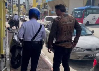 PIHAK polis menyaman salah seorang pemilik motosikal berkuasa tinggi yang meletakkan kenderaannya di kaki lima sehingga menghalang laluan di Jalan Majidi, Muar.