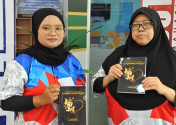 NORHAIDA AHMAD (kanan)  bersama  Pengarah Projek Nur Fittri Osman menunjukkan buku Gurindam Nurani di Perpustakaan Sultan Ismail, Johor Bahru.