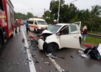 KEADAAN kereta Perodua Viva yang dipandu oleh Nor Hayati bersama empat anaknya terlibat dalam kemalangan di Kilometer 77, Jalan Johor Bahru-Ayer Hitam, Kluang.