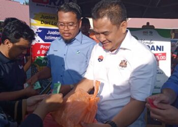 ZAHARI SARIP turun padang menjayakan jualan Bazar Rakyat Agro Johor di Lot Gerai Jualan Usahawan Lembaga Pemasaran Pertanian Persekutuan (FAMA) di Batu Anam, Segamat.