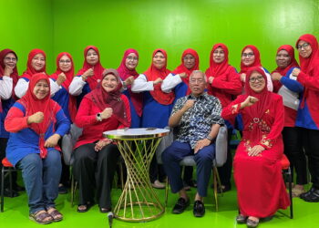 MAHDZIR Khalid bergambar bersama wakil Wanita UMNO Sungai Tiang selepas menghadiri Taklimat Persiapan PRN UMNO DUN Sungai Tiang di Pejabat UMNO Pendang.