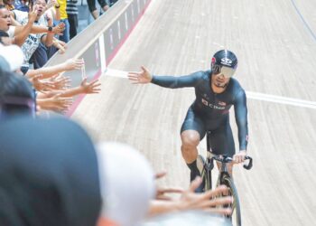 KEJAYAAN meraih dua pingat emas dalam pecut dan keirin pada Kejohanan Berbasikal Trek Asia membolehkan Azizulhasni Awang naik mendadak dalam ranking terbaharu dunia. - UTUSAN/AMIR KHALID