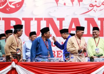 DALAM Perhimpunan Agung UMNO (PAU) 2023, Ahmad Zahid Hamidi (tiga dari kanan) menyatakan melalui pemilihan kali ini, 36 peratus ketua bahagian adalah dalam kalangan muka baharu. – UTUSAN/AFIQ RAZALI