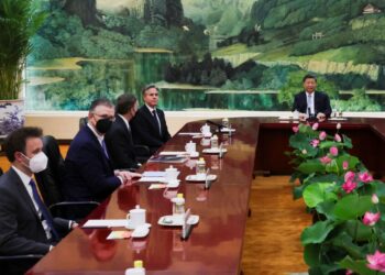 ANTONY Blinken menghadiri mesyuarat yang turut disertai oleh Presiden China, Xi Jinping di Great Hall of the People di Beijing. - AFP  