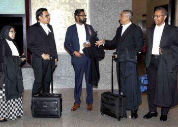 MOHD. Hafarizam Harun berbual dengan para peguam di lobi Mahkamah Persekutuan selepas pendengaran rayuan petisyen pilihan raya Parlimen Gua Musang dan Putrajaya, semalam. - UTUSAN/FAISOL MUSTAFA