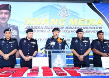 MOHD. Yusri Hassan Basri (tengah) dalam sidang akhbar mengenai rampasan dadah di IPK Perak hari ini. - UTUSAN/MUHAMAD NAZREEN SYAH MUSTHAFA