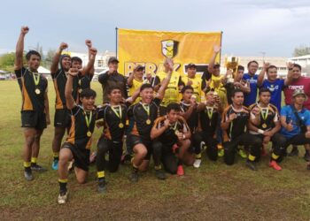 PEMAIN Silver Gaurus meraikan kejayaan muncul juara Kategori Terbuka Kejohanan Ragbi 7 Sebelah Perak 2023 di Stadium Ragbi Perak, di Ipoh semalam. - UTUSAN/AZIZAN HASHIM