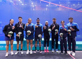 RACHEL Arnold (kiri) dan Ivan Yuen (dua kiri) meraih pingat perak selepas tewas kepada Dipika Pallikal (tiga kiri) serta Harinder Pal Singh (empat kiri) di Hangzhou, China, hari ini. Mohammad Syafiq Kamal (tiga kanan) dan Aifa Azman (empat kanan) membawa pulang gangsa.