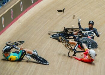 Atlet berbasikal kebangsaan, Muhammad Shah Firdaus Sahrom terlibat dalam pelanggaran ketika acara separuh akhir (Lelaki) Elite Keirin pada Kejohanan Berbasikal Trek Asia 2023 di Velodrom Nasional, Nilai, minggu lalu.-UTUSAN/AMIR KHALID