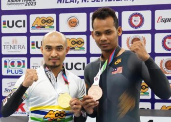 NILAI, Negeri Sembilan, 18 JUN 2023 - Atlet berbasikal kebangsaan, Datuk Azizulhasni Awang disambut oleh ahli keluarga dan penyokong selepas berjaya meraih pingat emas manakala Muhammad Shah Firdaus Sahrom meraih pingat gangsa dalam acara yang sama iaitu berbasikal akhir (Lelaki) Elite Keirin dalam Kejohanan Berbasikal Trek Asia 2023 di Velodrom Nasional, Nilai di sini hari ini. GAMBAR - AMIR KHALID / UTUSAN )