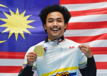 Atlet berbasikal kebangsaan, Muhammad Fadhil Mohd Zonis meraih pingat emas dalam acara akhir (Lelaki) 1KM Elite Ujian Masa pada Kejohanan Berbasikal Trek Asia 2023 di Velodrom Nasional, Nilai di sini hari ini. GAMBAR - AMIR KHALID