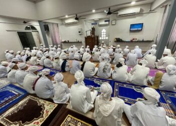 PELAJAR tekun mengikuti salah satu silibus pendidikan di madrasah tersebut. – Arradhi & Ikmal