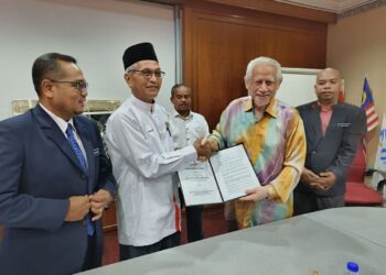 MUHAMAD Husain (dua kiri) menerima dokumen daripada Kamarudin Md. Nor pada Majlis Penyerahan Nota Serah Tugas Pengerusi KADA Ibu Pejabat KADA, Kota Bharu, Kelantan hari ini-UTUSAN/YATIMIN ABDULLAH