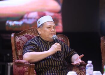 MOHD. Amar Nik Abdullah semasa Program Sembang Santai Bersama Tan Sri Noh Omar sempena Karnival Kelantan Maju Rakyat Sejahtera di Dataran Warisan, Stadium Sultan Muhammad IV, Kota Bharu, Kelantan malam tadi-UTUSAN/KAMARUL BISMI KAMARUZAMAN