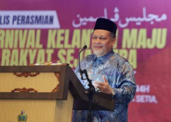 MOHD. Amar Nik Abdullah ketika membentangkan kertas kerja pada Majlis Perasmian Karnival Kelantan Maju Rakyat Sejahtera di Kota Darulnaim, Kota Bharu, Kelantan hari ini. UTUSAN/MUSTAQIM MOHAMED