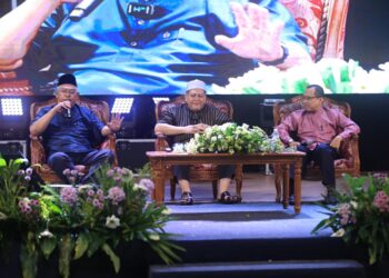 NOH Omar (kiri) semasa  program Sembang Santai Bersama Tan Sri Noh Omar sempena Karnival Kelantan Maju Rakyat Sejahtera di Dataran Warisan, Stadium Sultan Muhammad IV, Kota Bharu, Kelantan-UTUSAN/KAMARUL BISMI KAMARULZAMAN