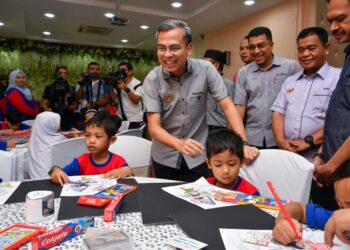 FAHMI Fadzil (dua dari kanan) sedang beramah mesra peserta pertandingan mewarna pada Majlis Pra Pelancaran Komuniti Madani Peringkat Negeri Kelantan di Dewan Wawa, Jalan Kelochor, Kota Bharu, Kelantan hari ini.UTUSAN/ ROSMIZAN RESDI