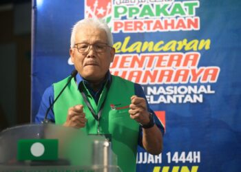 HAMZAH Zainudin semasa berucap pada Ceramah Ppkat Pertahan Kelantan : Pas Pilihanku dan Majlis Pelancaran Jentera Pilihan Raya PN Kelantan di Dataran Warisan, Stadium Sultan Muhammad IV, Kota Bharu, Kelantan malam tadi-UTUSAN/KAMARUL BISMI KAMARULZAMAN