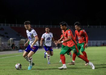 STUART Wilkin (kiri) dikepung oleh dua pemain Kelantan United pada aksi Liga Super yang menyaksikan Sabah FC menang 3-0 di Stadium Sultan Muhammad ke IV, Kota Bharu, Kelantan malam tadi.UTUSAN/KAMARUL BISMI KAMARUZAMAN