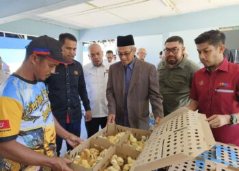 MUHAMAD Husain (tiga kanan) selepas Majlis Penyampaian Bantuan Program Peningkatan Pendapatan Petani Agro Industri selain padi (ternakan unggas) Tahun 2023 di Selising, Pasir Puteh, Kelantan-UTUSAN/YATIMIN ABDULLAH