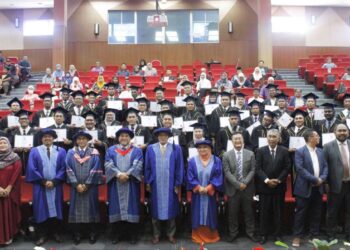 PARA graduan bergambar bersama tetamu kehormat sewaktu Majlis Graduasi Program Latihan Jurulatih Pemulihan Bertauliah 2.0 di USIM, Nilai, Seremban baru-baru ini.