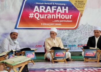 MOHAMAD Shukri Mohamad (tengah) menghayati bacaan al-Quran yang diperdengarkan oleh qari pada Program Arafah #QuranHour di Masjid Sultan Muhammad II, Telipot, Kota Bharu, Kelantan hari ini. UTUSAN/MUSTAQIM MOHAMED