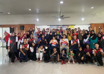 PARA peserta dan sekretariat bergambar sempena program 'UKM Taekwondo Self-Defense Workshop 2023' yang dianjurkan di UKM, Bangi.