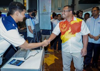 AMIRUDIN Shari melawat sambil bertemu wakil daripada 114 syarikat yang menyertai Selangor Job Fair 2023 selepas merasmikan majlis penutup program itu di Shah Alam, semalam. – UTUSAN/FARIZ RUSADIO