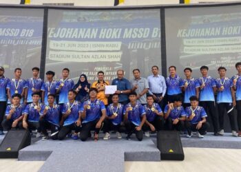 PASUKAN SMK Anderson yang menjuarai kategori Lelaki Hoki B-18 MSSD Kinta Utara di Ipoh. - UTUSAN