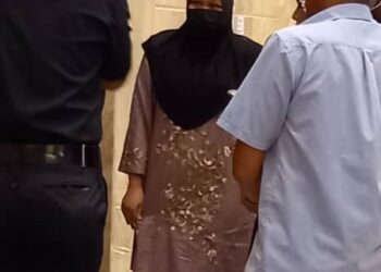 NUR Izzati Adi (tengah berbaju kurung) di Mahkamah Rayuan Putrajaya selepas bebas daripada hukuman penjara sembilan tahun kerana menyebabkan kematian bayi yang baru dilahirkan, semalam. - UTUSAN/NORLIZAH ABAS