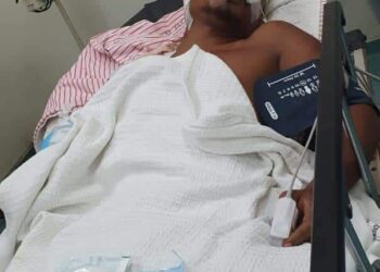 KEADAAN lelaki Orang Asli yang cedera parah akibat diserang seekor beruang di Chenderiang, Tapah  semalam dan dirawat Hospital Teluk Intan. - UTUSAN/IHSAN JAKOA