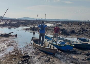 KEADAAN Kolam Empangan Bukit Merah di Bagan Serai yang surut sehingga menampakkan tunggul kayu di dasarnya ketika tinjauan Utusan Malaysia baru-baru ini. - UTUSAN/WAT KAMAL