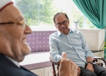 ANWAR Ibrahim pernah bertemu Sheikh Ekrima Said Sabri di pejabatnya di Putrajaya pada 7 November 2022. - FOTO MEDIA SOSIAL