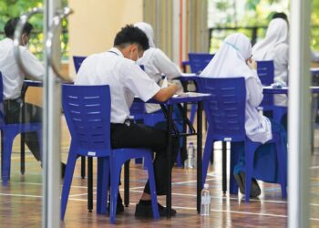 Mana mungkin kita rela anak kita berasa tidak selesa untuk ke sekolah semata-mata kerana masalah tudung?.  GAMBAR HIASAN