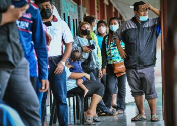 ADA dalam kalangan pengundi terpaksa beratur panjang semata-mata untuk memilih wakil rakyat. – GAMBAR HIASAN/M. FIRDAUS M. JOHARI