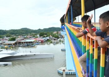 KAPAL mewah Adastra memulakan pelayaran selepas selesai menjalani proses penyelenggaraan dan penambahbaikan bahagian dalaman di Perlis Marine Engineering (PME), Kuala Perlis, Perlis, baru-baru ini.- UTUSAN/IZLIZAN OTHMAN