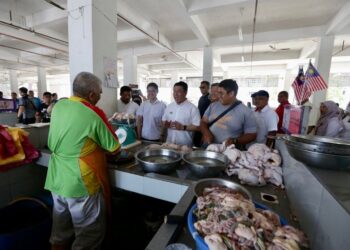 NGA Kor Ming (tiga dari kiri) beramah mesra dengan peniaga ketika mengadakan lawatan ke Pasar Teluk Wanjah di Alor Setar, hari ini.