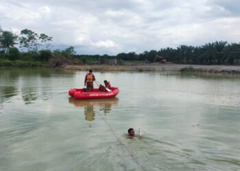 ANGGOTA bomba mencari lelaki yang dikhuatiri lemas di lombong di Jalan Bidor-Teluk Intan, Bidor hari ini. - UTUSAN/IHSAN JBPM