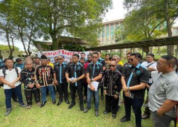 HISHAMUDDIN Hashim (tengah) selepas menyerahkan memorandum kepada Pejabat Perdana Menteri, Putrajaya.