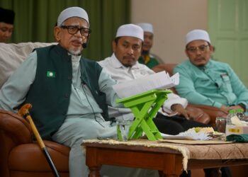 ABDUL Hadi Awang (kiri) menyampaikan ucapan pada Pelancaran Jentera Pilihan Raya Pemuda Pas Negeri Terengganu di Rusila, Terengganu, malam tadi. - UTUSAN/PUQTRA HAIRRY ROSLI