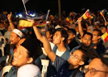 Sebahagian daripada orang ramai yang datang ke program Jelajah Selangor Baharu Kita Bangkit! anjuran Perikatan Nasional (PN) di Shah Alam, kelmarin.