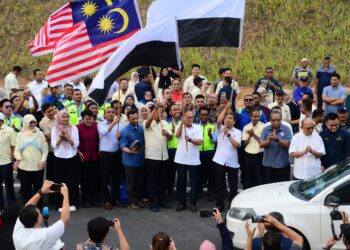 WAN Rosdy Wan Ismail (enam dari kanan) dan Abdul Rahman Mohamad ( tujuh dari kanan) menyempurnakan gimik pembukaan laluan LTU Kg Orang Asli Sf Chandan ke Kg Asap hari ini. - UTUSAN/SHAIKH AHMAD RAZIF