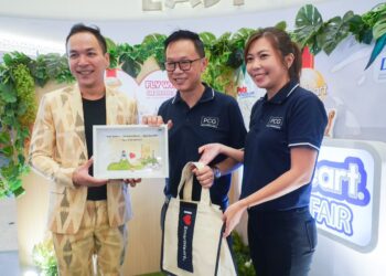 MENTERI Majlis Jabatan Promosi Perdagangan Antarabangsa Thailand (DiTP), Worawan Wanwil (kiri), Jeffrey Heng (tengah), dan Chloe Ng pada Majlis Pelancaran Fly with Smartheart, di Mid Valley Mega Mall, Kuala Lumpur. - UTUSAN/SHIDDIEQIIN ZON