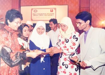 PENULIS (kanan) bersama para pemenang Hadiah Cerpen Esso-Gapena pada 1996. Penulis memenangi tempat kedua dengan cerpen bertajuk Anda, Sebuah Kampung dan Sebuah Kisah.