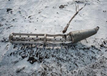 KELONGSONG roket bom kluster yang sudah meletup ditemukan di Zarichne, Ukraine pada Februari lalu. - AFP