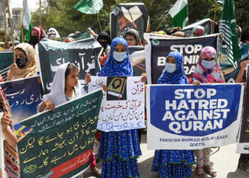 GOLONGAN wanita Pakistan di Quetta melakukan protes membantah pembakaran al-Quran di Sweden, baru-baru ini. - AFP