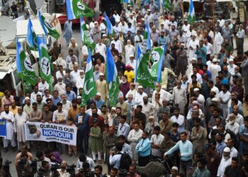 AKTIVIS dari parti Jamaat-e-Islami (JI) Pakistan mengadakan protes anti-Sweden di Karachi bagi membantah tindakan membakar al-Quran di luar sebuah masjid di Stockholm. - AFP