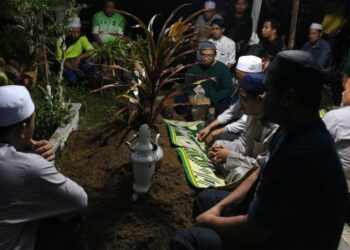 JENAZAH Soberi Awang dikebumikan di Tanah Perkuburan Islam Kampung Jabur Kubur, Kemaman, Terengganu. - UTUSAN/NIK NUR IZZATUL HAZWANI NIK ADNAN