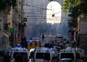 PENUNJUK perasaan bertembung dengan polis anti rusuhan di Porte d'Aix di Marseille, selatan Perancis. - AFP 